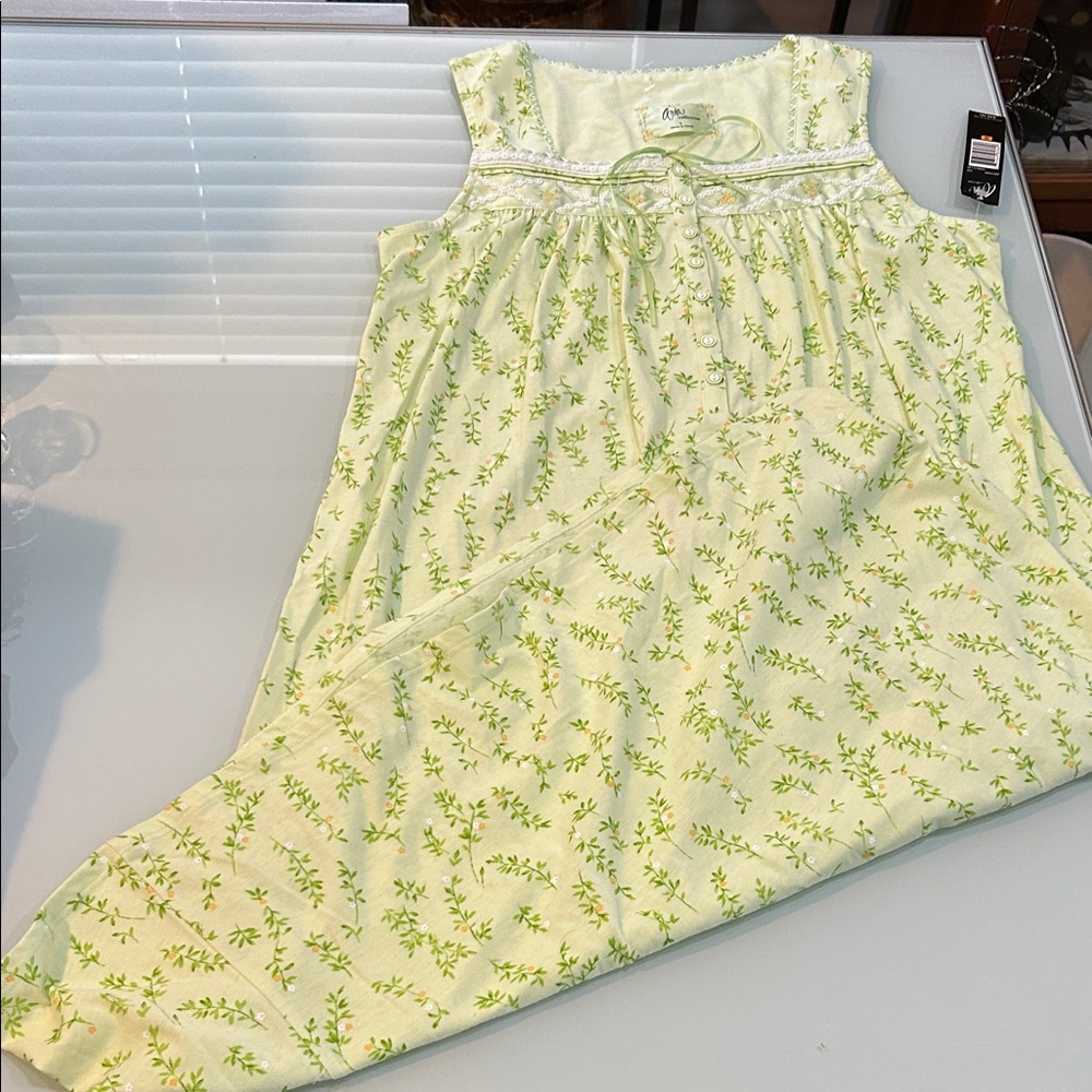 NWT sweet feminine nightgown  in Light Green yellow Floral Design Aria